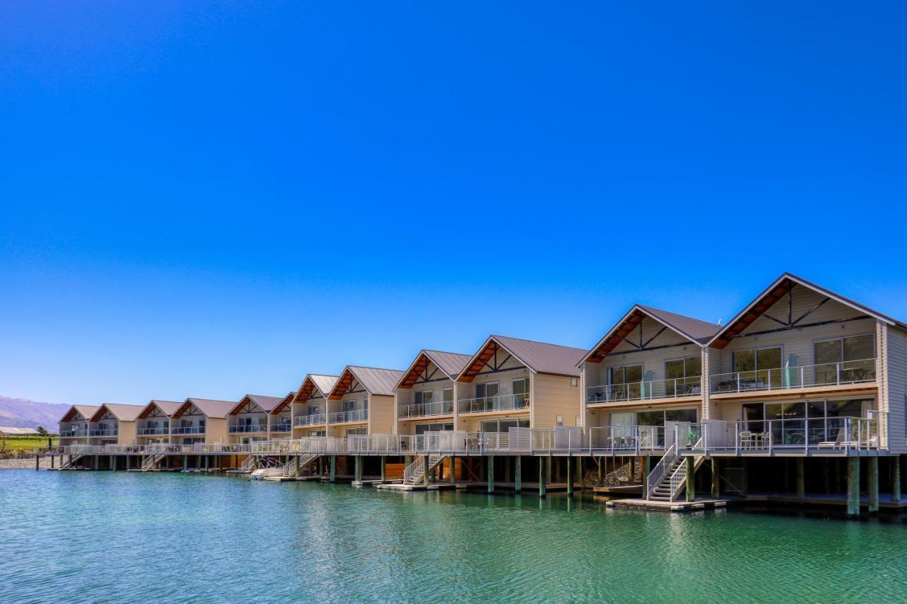 Marsden Lake Resort Central Otago クロムウェル エクステリア 写真 The resort's overwater bungalows