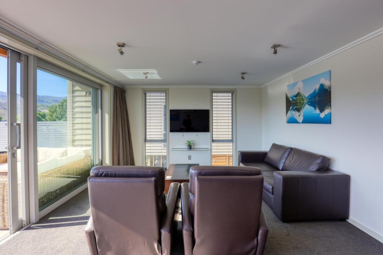 Marsden Lake Resort Central Otago クロムウェル エクステリア 写真 A living room in a typical apartment at the hotel