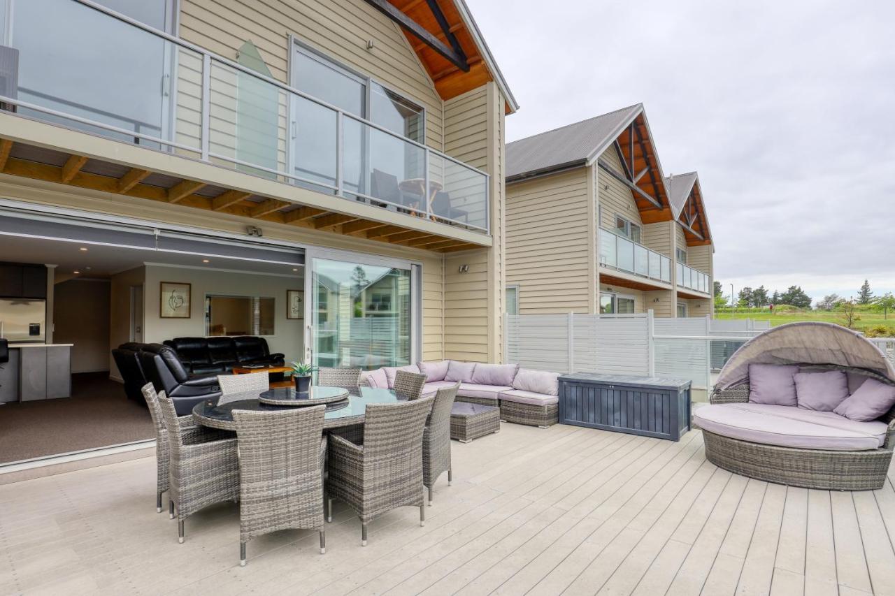 Marsden Lake Resort Central Otago クロムウェル エクステリア 写真 A composite wood deck