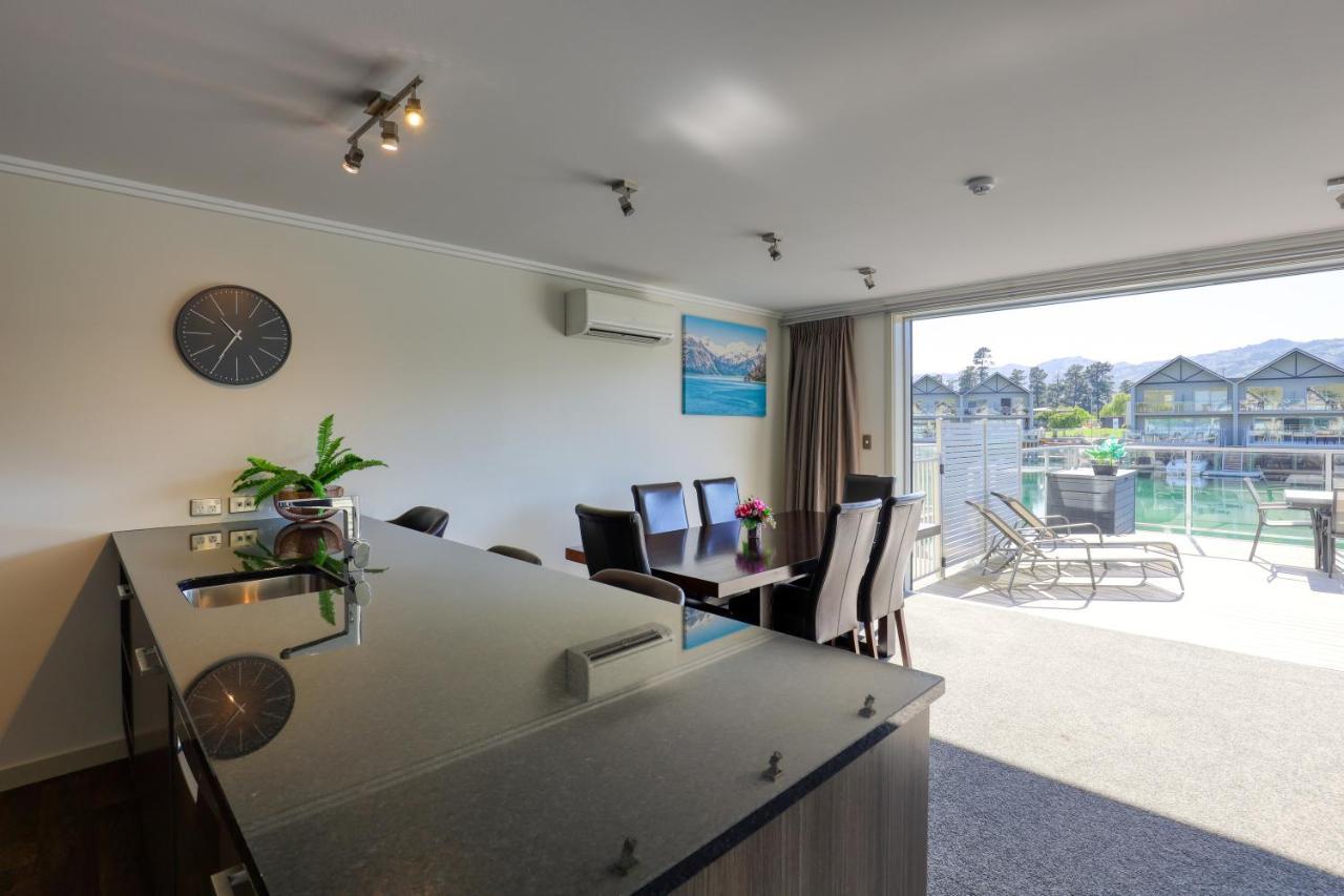 Marsden Lake Resort Central Otago クロムウェル エクステリア 写真 A kitchen in a modern apartment