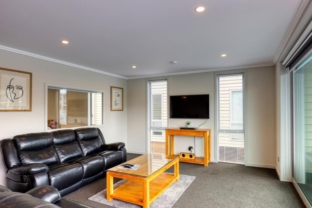 Marsden Lake Resort Central Otago クロムウェル エクステリア 写真 A living room in a typical apartment