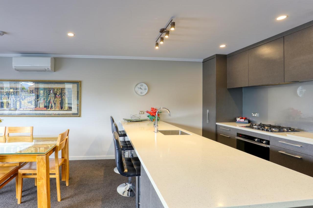 Marsden Lake Resort Central Otago クロムウェル エクステリア 写真 A modern kitchen