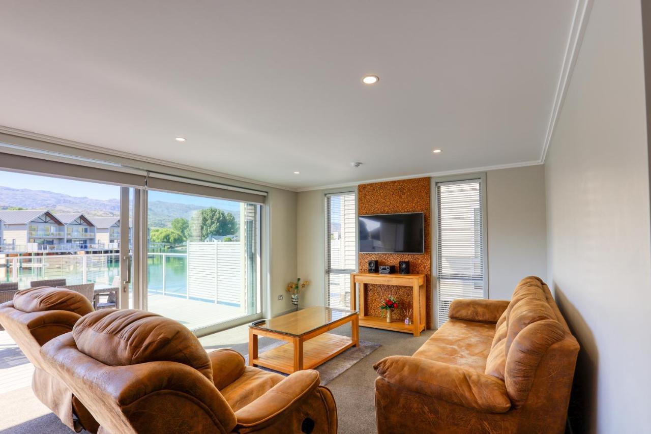 Marsden Lake Resort Central Otago クロムウェル エクステリア 写真 A living room in a typical apartment at the hotel