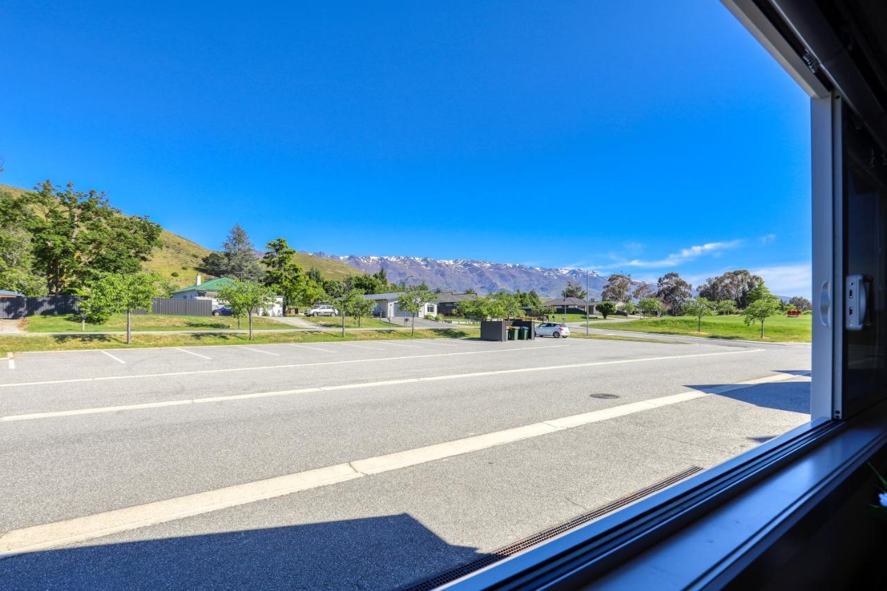 Marsden Lake Resort Central Otago クロムウェル エクステリア 写真 View from the station