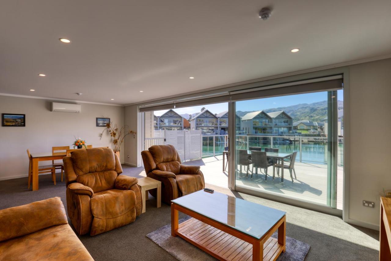 Marsden Lake Resort Central Otago クロムウェル エクステリア 写真 A living room with sliding doors