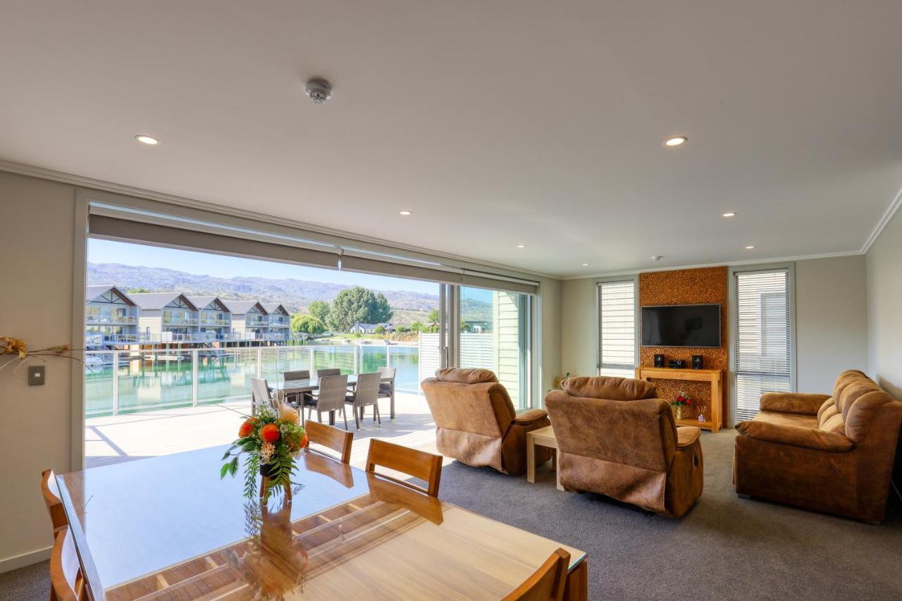 Marsden Lake Resort Central Otago クロムウェル エクステリア 写真 A living room in a typical apartment at The Lakes Resort