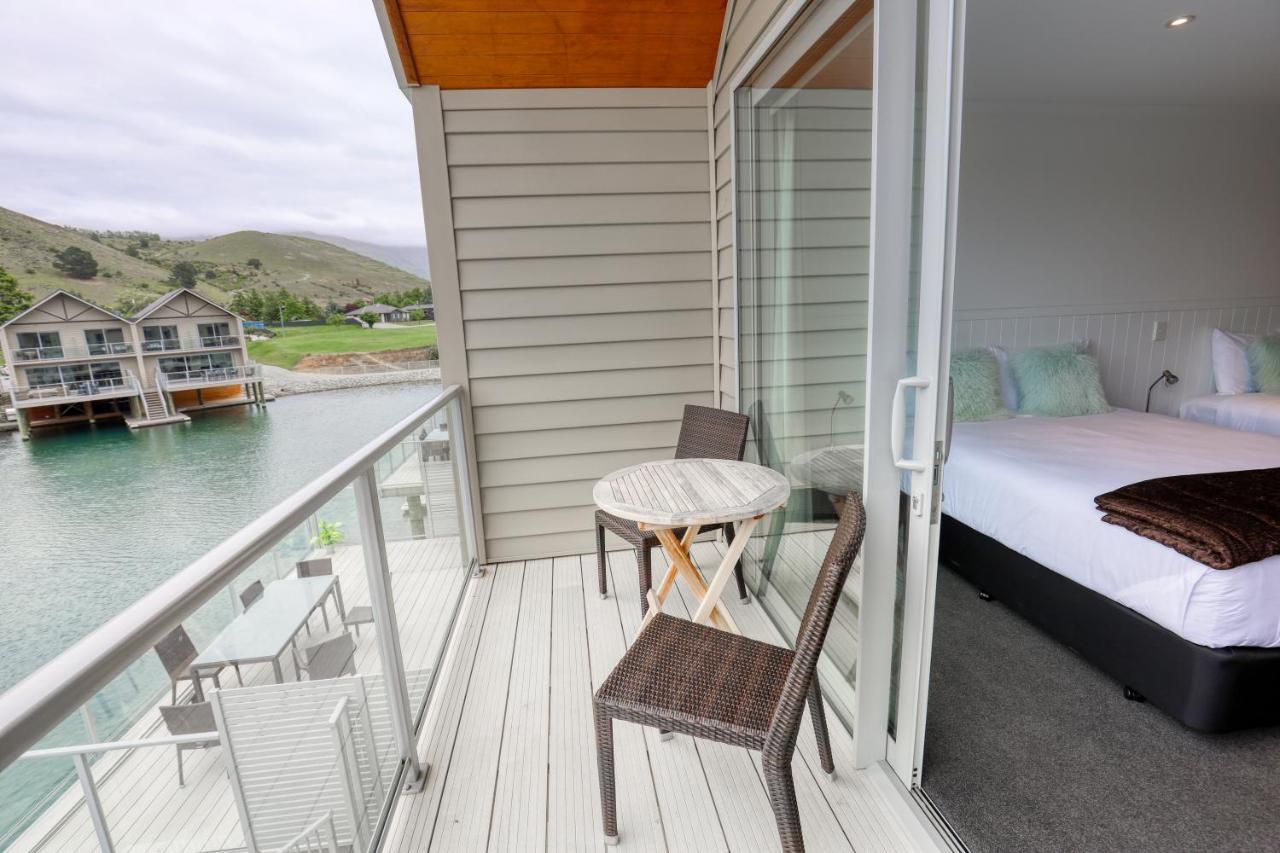 Marsden Lake Resort Central Otago クロムウェル エクステリア 写真 A balcony in a hotel