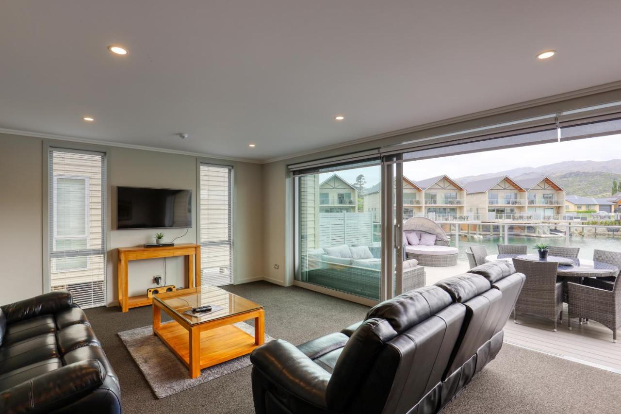 Marsden Lake Resort Central Otago クロムウェル エクステリア 写真 Living room with sliding doors