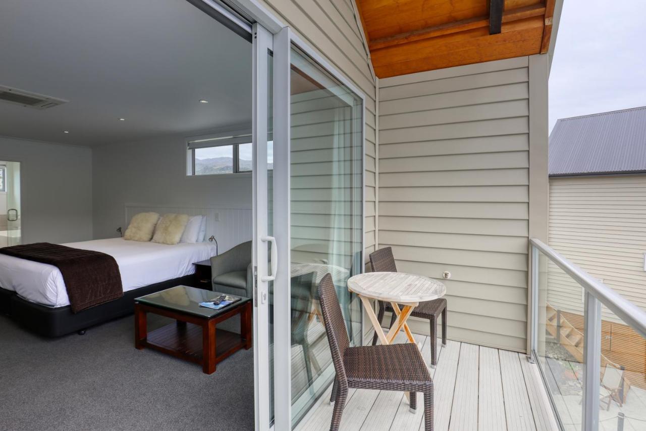 Marsden Lake Resort Central Otago クロムウェル エクステリア 写真 A balcony in a hotel room
