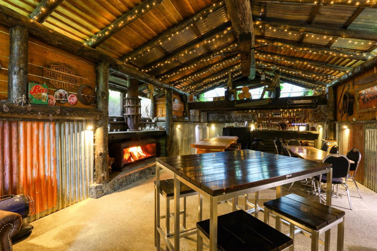 Marsden Lake Resort Central Otago クロムウェル エクステリア 写真 The interior of the bar