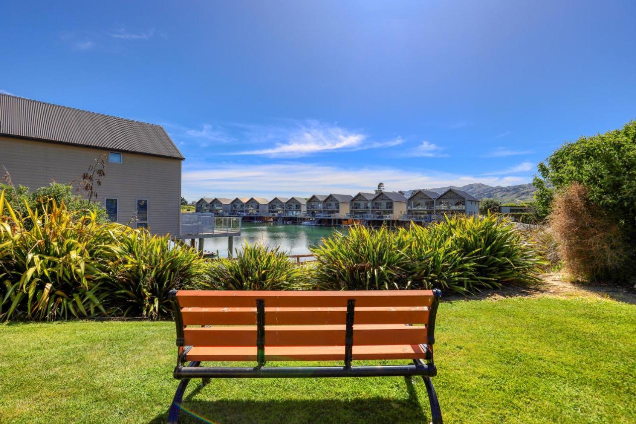 Marsden Lake Resort Central Otago クロムウェル エクステリア 写真 A bench at the lake